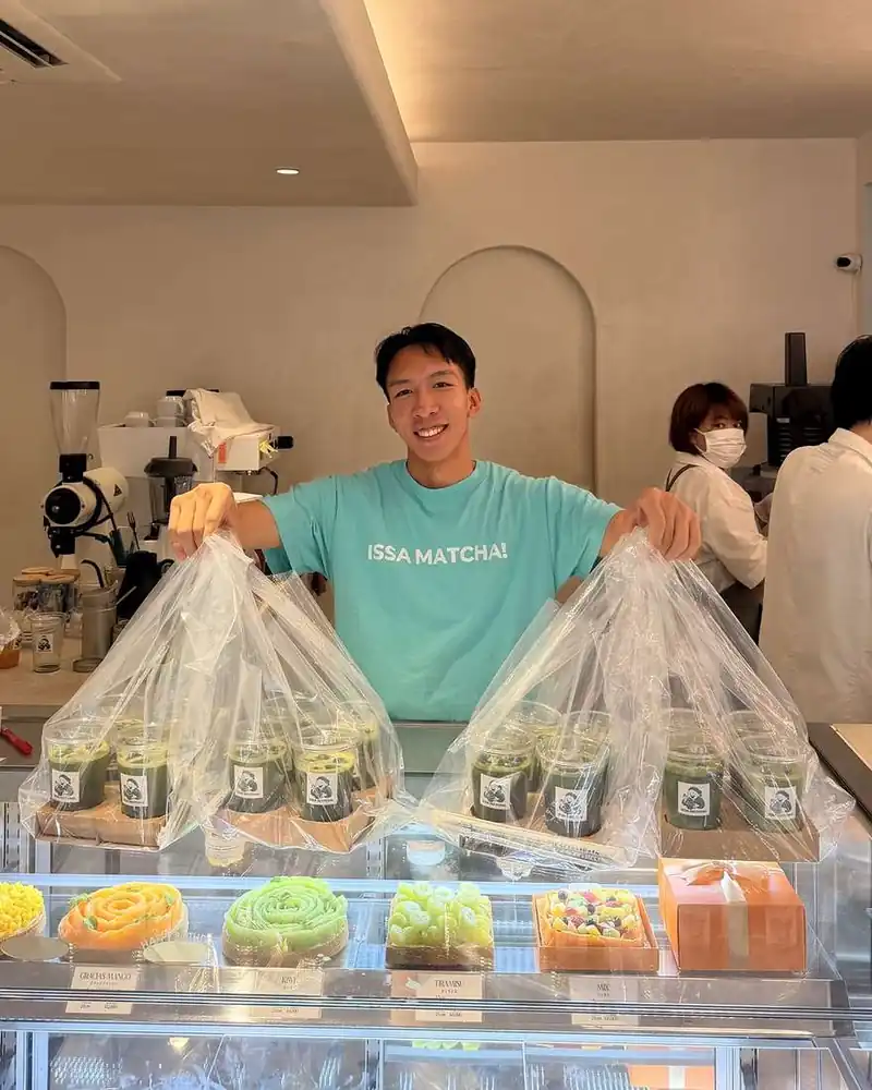 Two dozen iced matcha lattes leaving the SO TARTE counter